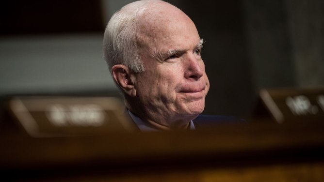 McCain critica liberación de inmigrantes