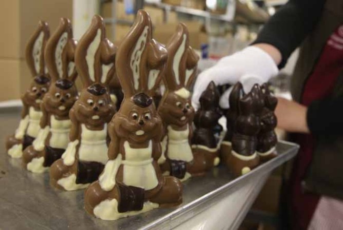 Estas son las manos que crean los mejores conejitos de Pascua de chocolate.