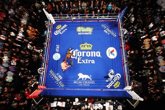 El pugilista Floyd Mayweather retuvo el título del peso welter del Consejo Mundial de Boxeo (CMB) al vencer por decisión unánime a Robert Guerrero.
