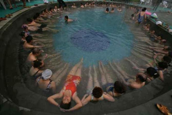 Un spa de aguas termales en China tiene doctores que nunca han ido a la escuela de medicina.