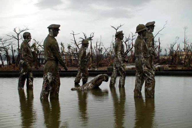 Tras la tragedia, Filipinas intenta levantarse pidiendo ayuda desesperadamente.