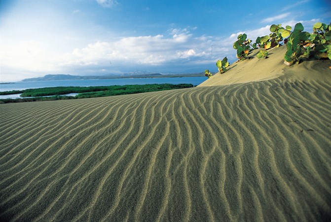 En Barahona podrás tener el desierto a pocos metros del mar, y muy cerca de ahí una montaña.