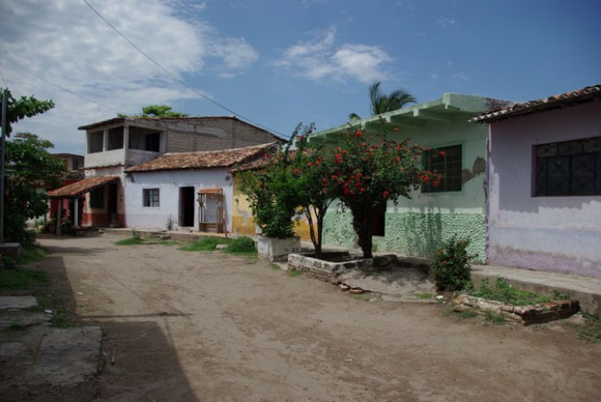 Los tejados de las casas de la isla crean un paisaje de pueblo típico y mágico, que vale la pena ser conocido y disfrutado.