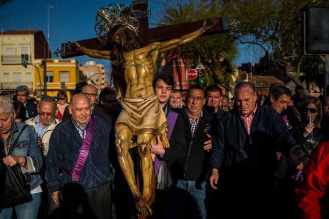 Las procesiones se echan a las calles para recordar la crucifixión de Jesús.