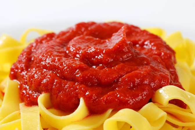 Salsas para pasta. La marinera, bechamel y boloñesa, todas las salsas empacadas de pasta, tienen altísimos contenidos de azúcar. La mitad de una taza puede contener hasta 14.5 gramos. Así que es siempre mejor aderezar nuestras salsas con ingredientes naturales como el jitomate, la cebolla y hierbas finas.