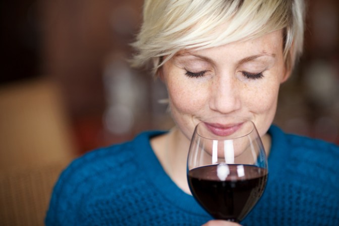 Tomar alcohol antes de dormir, al metabolizar el alcohol no se puede tener un sueño reparador.