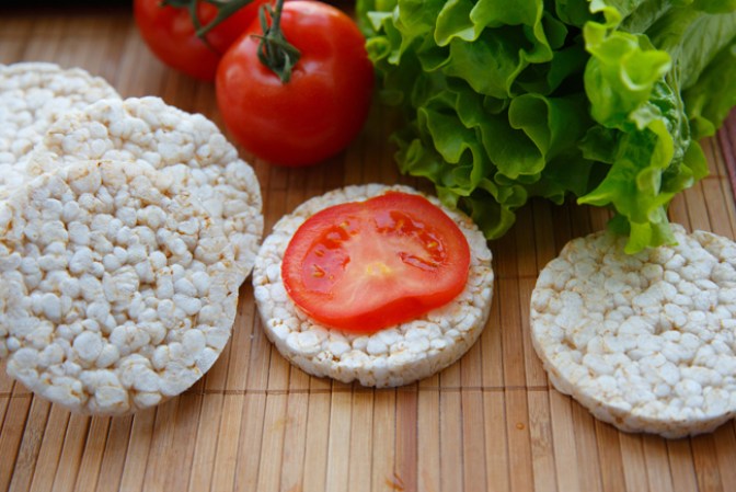 Galletas de arroz.<br />Si bien no aportan calorías, tampoco ningún nutriente importante como vitaminas, proteínas o fibra. Por lo cual es preferible sustituir sus calorías por las de alguna fruta mucho más nutritiva.