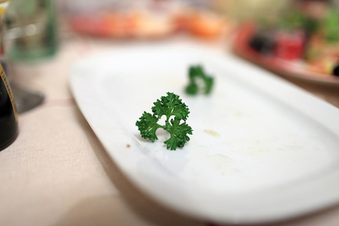 Nunca consumas todos los alimentos que hay en el plato, solo por hacerlo. Consume las cantidades que te caigan bien y sean equilibradas.
