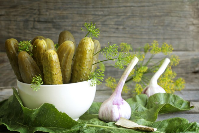 Pepinillos encurtidos (pickles).<br />Un solo pepinillo puede tener hasta 830 mg de sodio, y hay que recordar que mucha sal en la dieta eleva la presión.