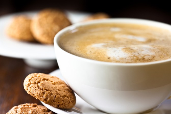 Café Latte. Pero con más leche que café, puede llegar a tener de 204 calorías. Consejo: pide leche descremada y un tamaño razonable.