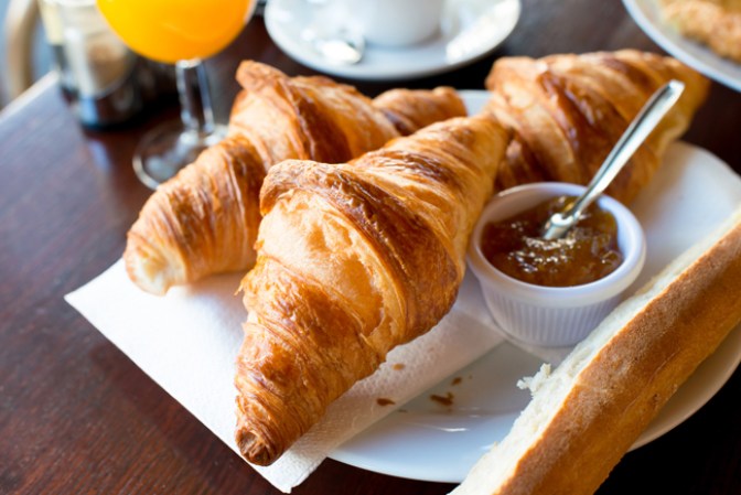 Croissant / medialuna.<br />La mejor pareja para el café pareciera ser "inofensiva", pero esconde sal, azúcar y calorías. No importa si es salado o dulce, ambos pueden ser malos para la dieta y el corazón. Un solo croissant puede llegar a tener más de 400 mg de sodio y 18 gramos de grasa.