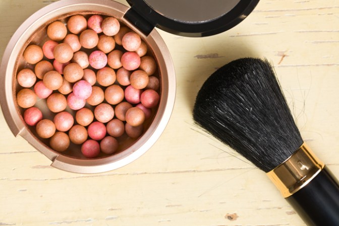 Utilizar un "blush" o colorete muy bronceado