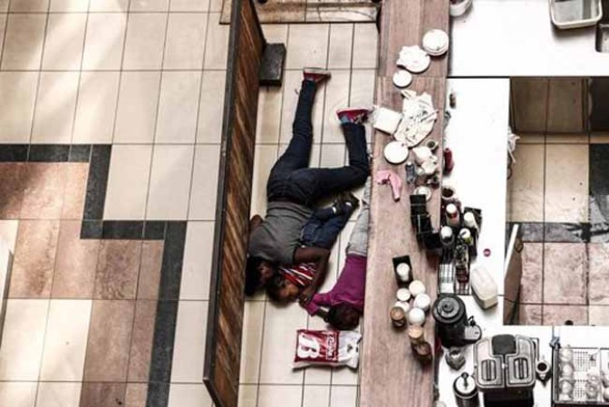 Los atacantes se atrincheraron en el interior del centro comercial con 30 rehenes cuya mayoría fue liberada tras un ataque del ejército a los terroristas.
