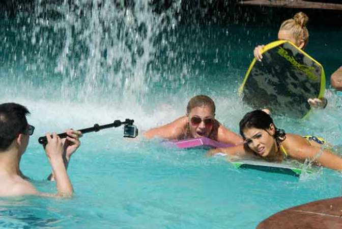 Entre desfile y desfile las candidatas a Miss USA toman el sol y practican juegos de agua.
