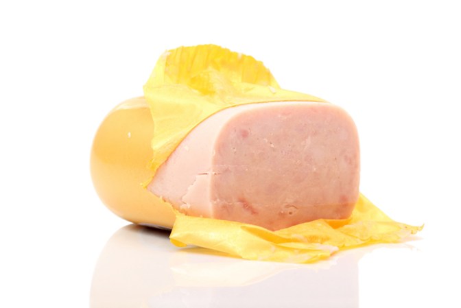 Pavo envasado. Si te gustan los sándwiches de pavo y lo compras envasado, asegúrate de que sea bajo en sodio Lo ideal es encontrar una marca con menos de 350 mg de sodio cada 57 gramos.