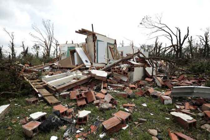 El estado de Oklahoma está de luto tras el paso de un descomunal sistema de tornados que ha costado decenas de vidas.