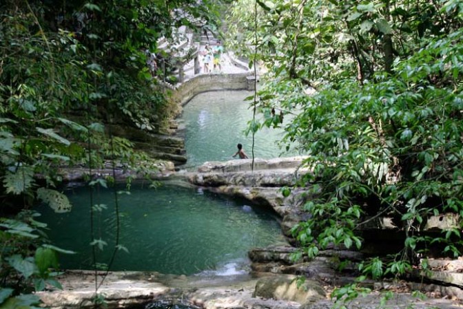 Las pozas con su color azul recorren el castillo.