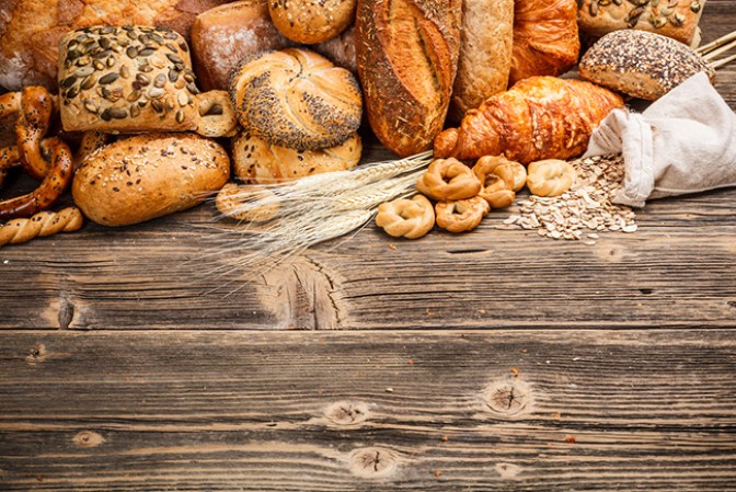 Los hidratos de carbono deben proporcionar alrededor de 50% del aporte energético diario. ¿Dónde encontrarlos? En la pasta, el arroz o el pan. Siempre es preferible tomar estos alimentos en su variante integral debido a su mayor contenido en fibra.