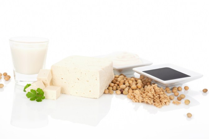 Soja (soya). Las famosas isoflavonas de la soja son compuestos vegetales (Fito estrógenos) que imitan el estrógeno (hormona sexual femenina), es decir, que las mujeres pueden incluso dejar de menstruar si consumen soja a diario durante años. En el caso de los hombres puede ocasionar un descenso notable en la libido.