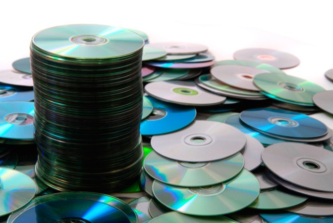 Descarga música o software . Evitas el uso de cd o dvd’s hechos de materiales no reciclables.