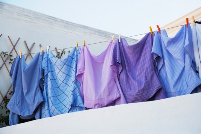 Seca la ropa al sol. Si tiene espacio en casa debes a provechar la oportunidad de secar la ropa al sol, ahorras energía y conserva mejor tu ropa.