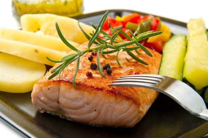 El salmón es una excelente fuente de ácidos grasos omega-3 con la ventaja de contener bajas cantidades de metilmercurio, un químico presente en alta concentración en muchos otros tipos de pescado, peligroso para el sistema nervioso en desarrollo del bebé.