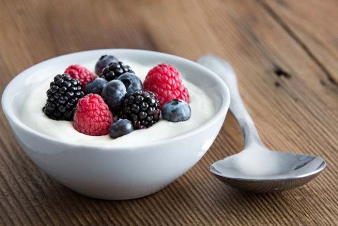 El yogur natural además del calcio, contiene probióticos que ayudan con la digestión y pueden fortalecer tus defensas naturales. Evita el yogures saborizados, pues contienen conservadores y colorantes artificiales.