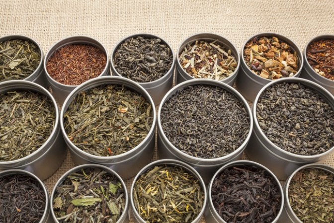Té en lata.<br />Los que vienen embotellados tienen un altísimo contenido de jarabe de maíz alto en fructosa u otros tipos de endulzantes. Una lata de 15 onzas de té verde en lata tiene la misma cantidad de azúcar que una barra de chocolate de 34 gr.