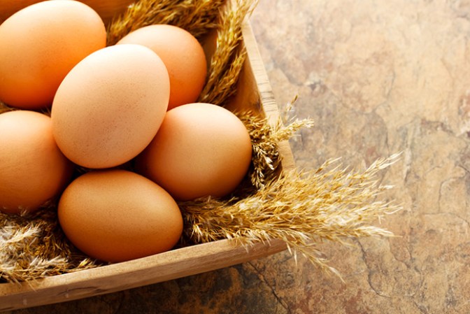 Puedes comer un huevo al día sin riesgo para tu corazón. Es rico en vitaminas y proteínas.