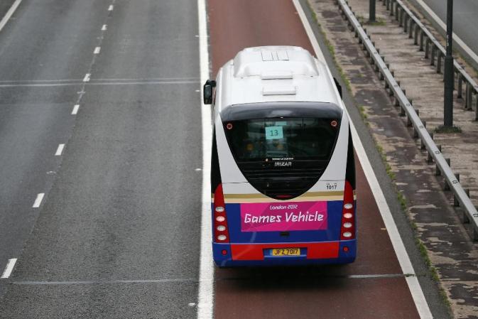 Los atletas y entrenadores eran llevados luego a la villa olímpica en autobuses especiales.