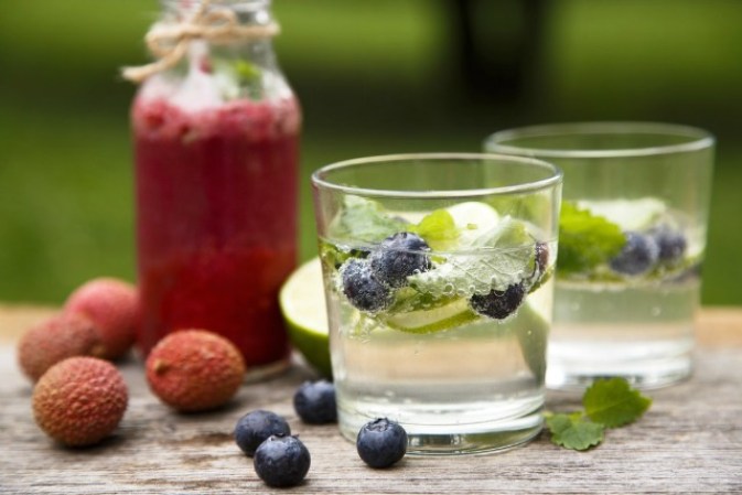 7. Agua: Además de los ya conocidos beneficios de beber agua constantemente, también ayuda a evitar que la sed se confunda con hambre.