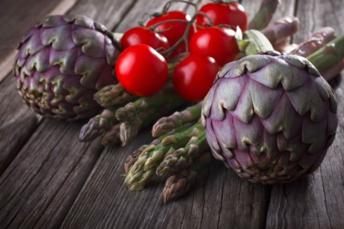 4. Alcachofas: Están llenas de PREbióticos, la bacteria de la que se alimentan los PRObióticos, el secreto detrás de la magia adelgazadora de los alimentos fermentados, como el yogurt, que te ayudan a activar el metabolismo y a tener una mejor digestión.
