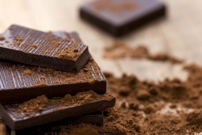 6. Chocolate: No es demasiado bueno para ser verdad. Puedes comer chocolate porque eliminar el "factor culpa" que acompaña a la prohibición de un alimento, lo puedes consumir por placer y hasta estar satisfecho.