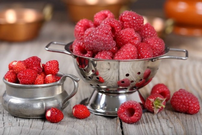 2. Frambuesas: Delicia natural. Su sabor agridulce es un regalo al paladar y una taza de ellas equivale a 85% de agua y 8 gramos de fibra de fácil digestión.