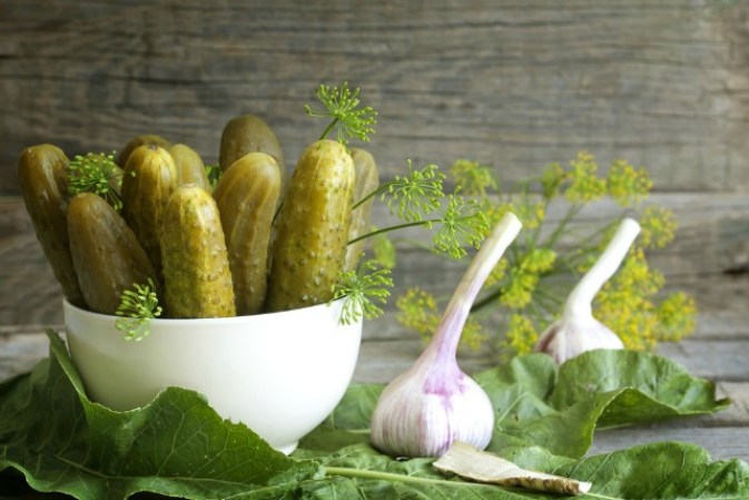Lo recomendable es buscar pepinillos Kosher porque son más bajos en sodio; o puedes prepararlos en casa, con las recetas de las abuelas, y así te quedarán crujientes y naturales.