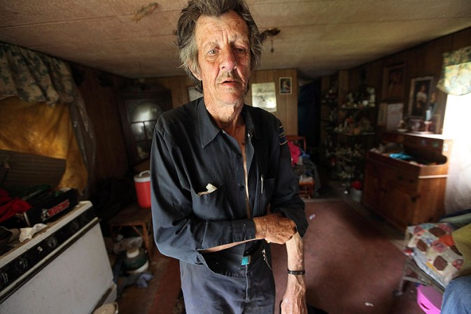 El gobierno federal ha hecho esfuerzos a lo largo de los años por mejorar las condiciones de vida en la Appalachia, pero mayormente han fracasado. Mose Noble solía ser un limpiador de chimeneas y ahora vive retirado en una casa móvil sin agua corriente ni electricidad.