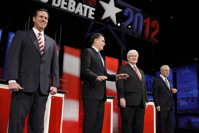 De izquierda a derecha, Rick Santorum, Mitt Romney, Newt Gingrich y Ron Paul durante el debate la noche del lunes en Tampa (Florida).