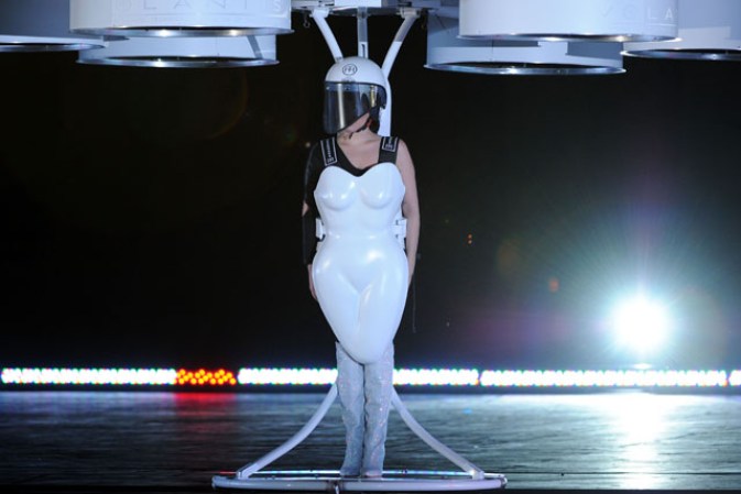 Durante la presentación de "ARTPOP", su cuarta producción musical, Lady Gaga dio a conocer un traje, literalmente, volador, al que llamó "Volantis".