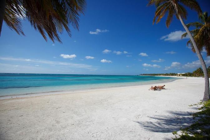 Las playas de Punta cana invitan al descanso, a conectarse con la naturaleza y a recordar a Robinson Crusoe sin viernes.