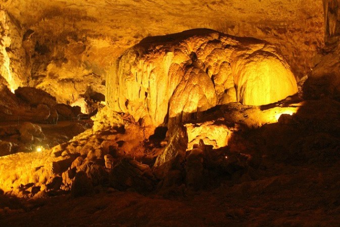 En la cueva llamada Catedral es posible ver pinturas rupestres sobre las rocas, que están rodeadas de vegetación. Esta zona localizada en las cercanías de Arecibo fue designada como Parque Nacional, recibe cuidados para su preservación y es considerada el tercer complejo de cuevas del mundo.
