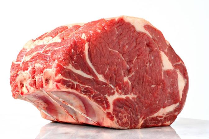Nitrito de sodio (E-250). Cancerígeno y destructor potencial de glóbulos rojos. Se usa como conservante de carnes rojas y blancas, embutidos y carne procesada.
