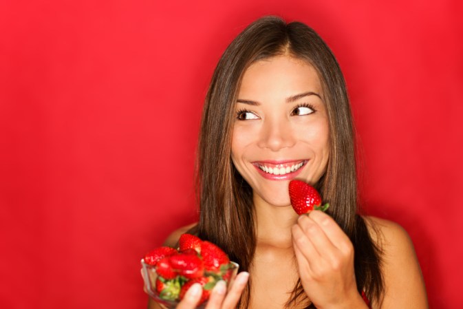 Realiza entre cuatro y cinco comidas al día. De esta forma, estarás comiendo menos cantidad de alimentos, pero aumentarás la frecuencia de ingestión, lo cual mejorará la eficiencia del metabolismo y evitará que aparezca el hambre.