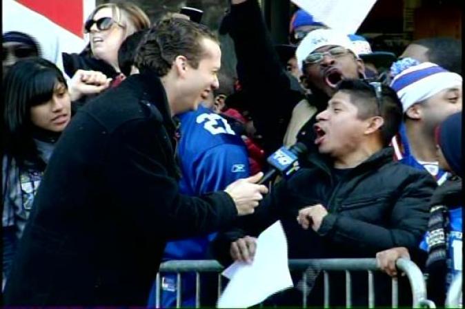 El Anchor de deportes Rafael Bello entrevista a un fan que no dejó de gritar de la emoción.