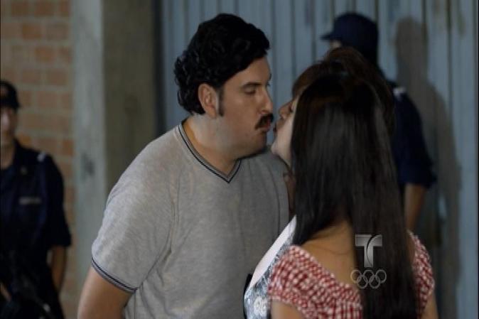 En el capítulo anterior Pablo escapa de la cárcel. En este episodio su mamá lo obliga a regresar.