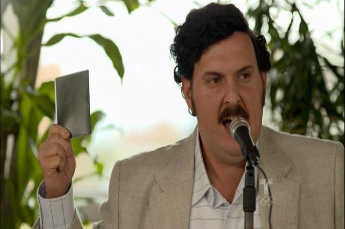 Escobar dice además en rueda de prensa que el es un visitante asiduo de Estados Unidos. Es una frase famosa de Escobar en la vida real. Al siguiente día la embajada de Estados unidos le cancela la visa.