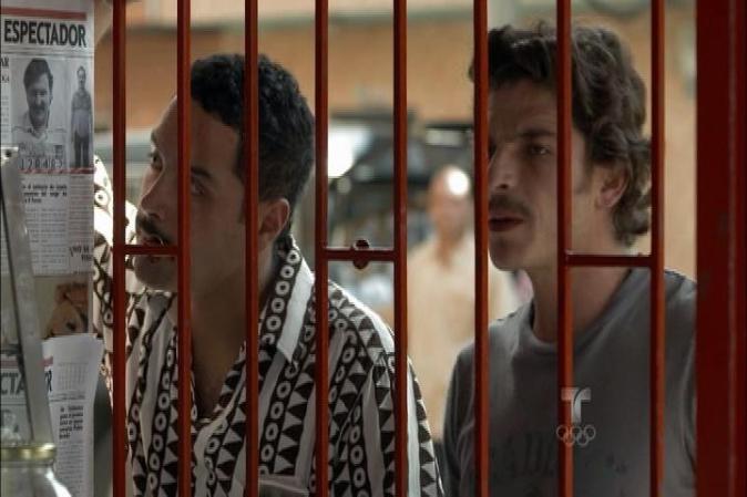 Por orden de Escobar, "El Chili" y "El Topo" compran todos los ejemplares de El Espectador en Medellín, donde se ha publicado la noticia de que "El Patrón" fue arrestado por drogas en el pasado.