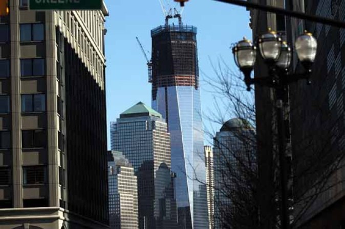 La Autoridad Portuaria de Nueva York y Nueva Jersey gestiona, además del terreno donde se levantaban las Torres Gemelas, todos los aeropuertos del área metropolitana de Nueva York.