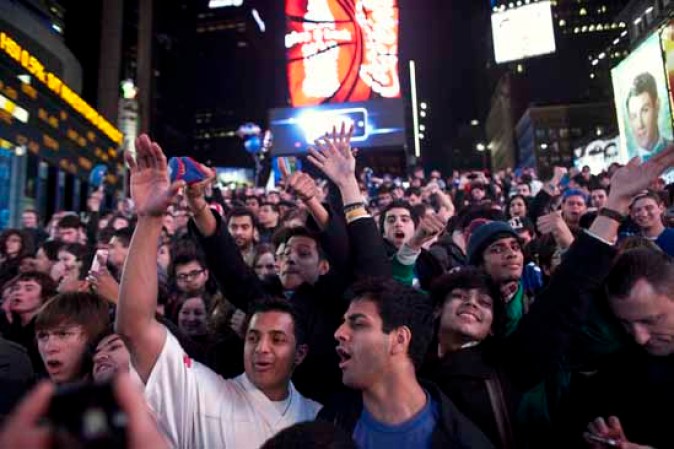 La multitud celebra el primer touchdown de los Giants desde Times Square, Nueva York.