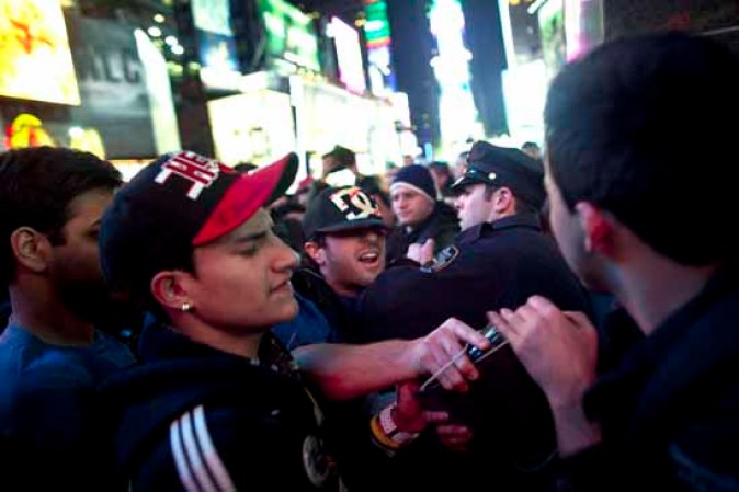 Varios fanáticos del fútbol americano se dieron cita en Times Square, Nueva York, en espera de que su equipo favorito ganara el Súper Bowl XLVI.