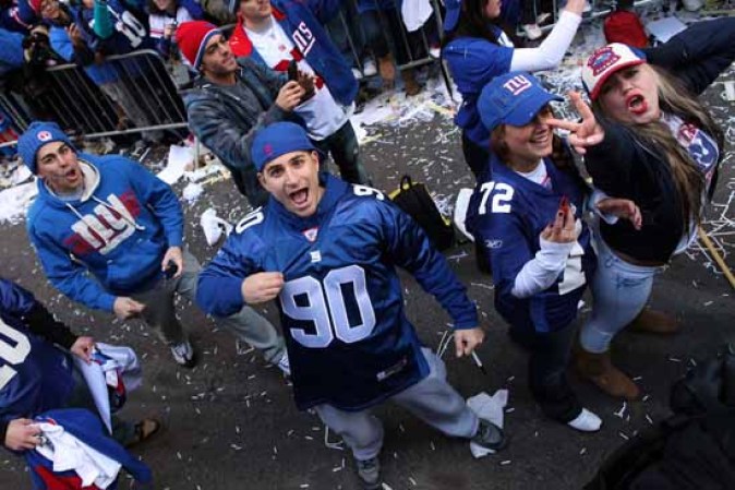 Los fanáticos de los Giants no pudieron contener su emoción y traspasaron las rejas de seguridad para celebrar en grande.